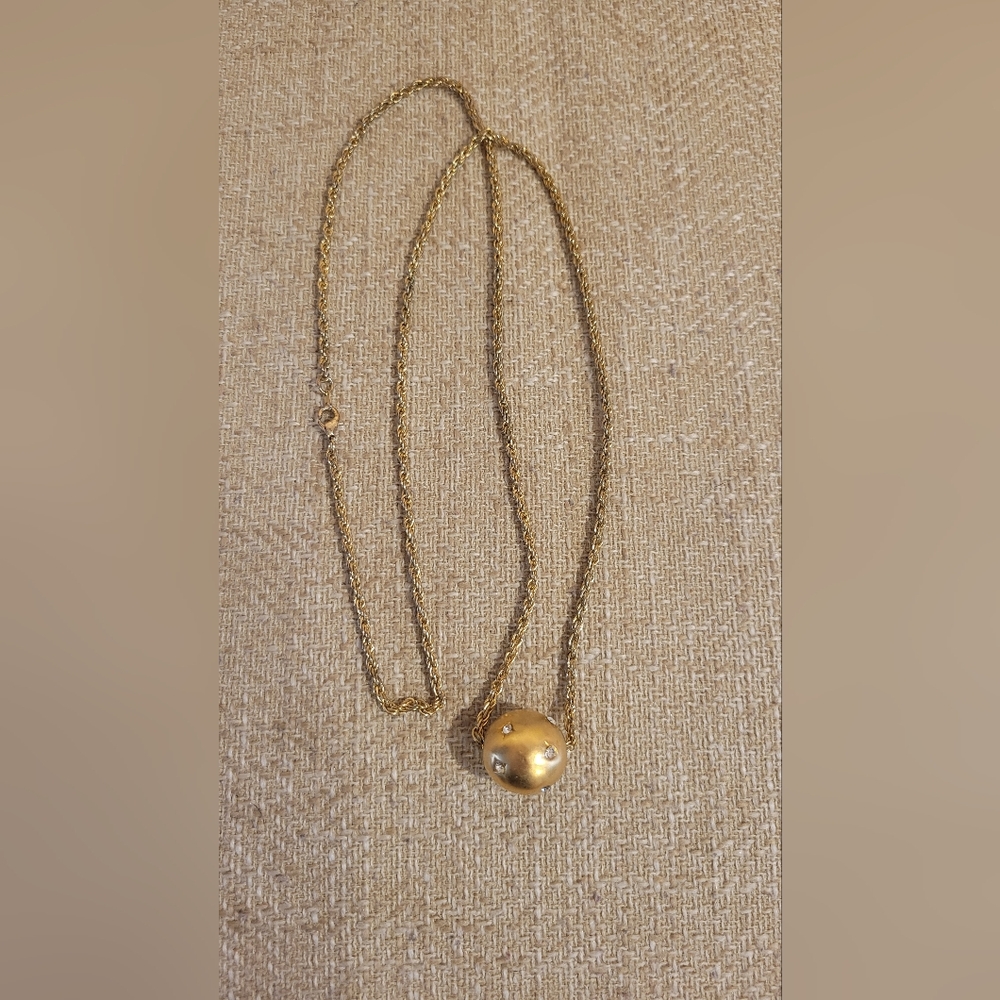 Elegant Gold Pendant Necklace